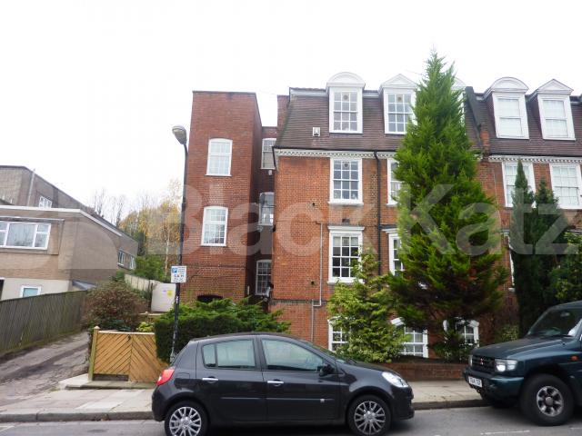 			LARGE 3 BED WITH MEZZANINE LEVEL!, 3 Bedroom, 1 bath, 1 reception Flat			 Frognal, HAMPSTEAD-FROGNAL